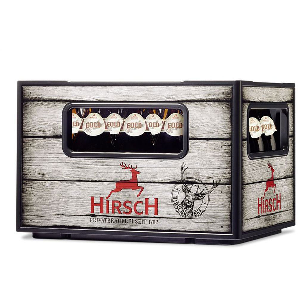 Ein Kasten Hirsch Gold 20x 0,5L (MEHRWEG) der Hirsch Brauerei mit rustikalem Holzdesign und rotem Hirsch-Logo steht für die klassische Vollbier-Tradition des Allgäuer Exportbiers.