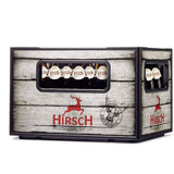 Ein Kasten Hirsch Gold 20x 0,5L (MEHRWEG) der Hirsch Brauerei mit rustikalem Holzdesign und rotem Hirsch-Logo steht für die klassische Vollbier-Tradition des Allgäuer Exportbiers.