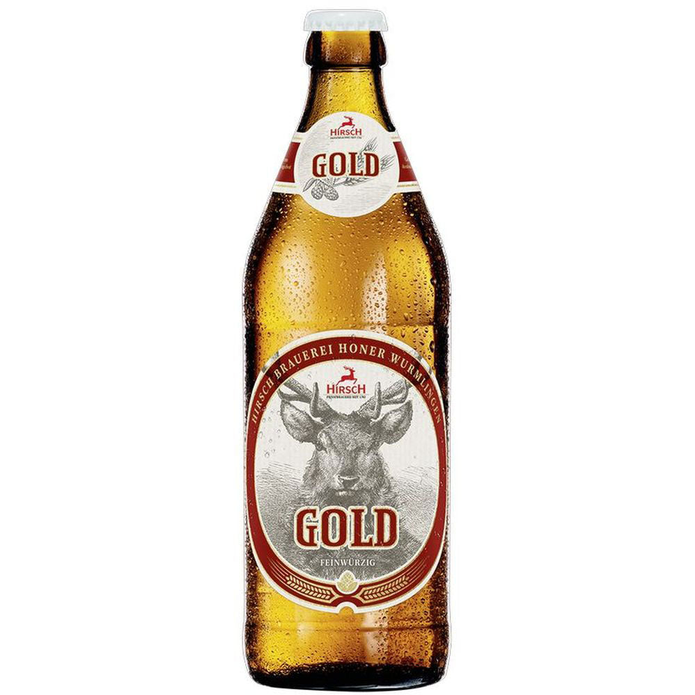 Eine Hirsch Brauerei Hirsch Gold 20x 0,5 Liter (MEHRWEG) Bierflasche mit einem Hirsch auf dem Etikett und Kondenswasser auf dem Glas.
