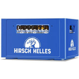 Blaue Kiste mit der Aufschrift Hirsch Brauerei, in der sich Flaschen Hirsch Helles 20x0,33L (MEHRWEG) befinden. Das erfrischende Lagerbier mit Hirsch-Logo kommt aus Baden-Württemberg.