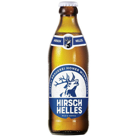 Eine Hirsch Helles 20x 0,33 Liter (MEHRWEG) Bierflasche der Hirsch Brauerei, mit Hirsch-Logo und Wassertropfen auf dem Glas.