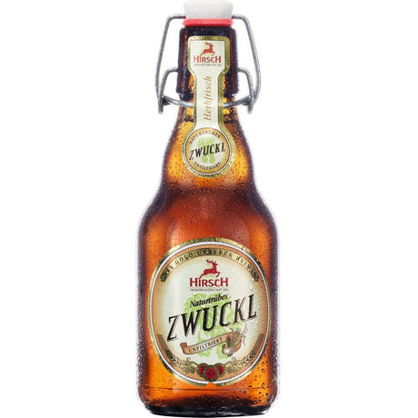 Eine braune Hirsch Brauerei Zwuckl Bügel 0,33L Bierflasche mit Bügelverschluss und Kondenstropfen, die den naturtrüben Helles-Charakter unterstreichen. Verpackt als MEHRWEG in Kisten zu 20 Flaschen.
