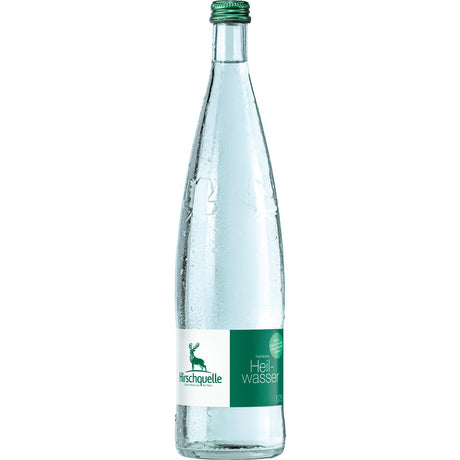 Eine Klarglasflasche Hirschquelle Glas 9x0,75 Liter (MEHRWEG) der Marke Hirschquelle mit grün-weißem Etikett auf weißem Hintergrund.