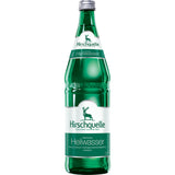 Eine grüne Hirschquelle 0,75L Flasche mit weißem Etikett und Hirsch-Logo, aus der Hirschquelle 12x0,75L (MEHRWEG) Packung, ist dafür bekannt, dass sie die Verdauung fördert.