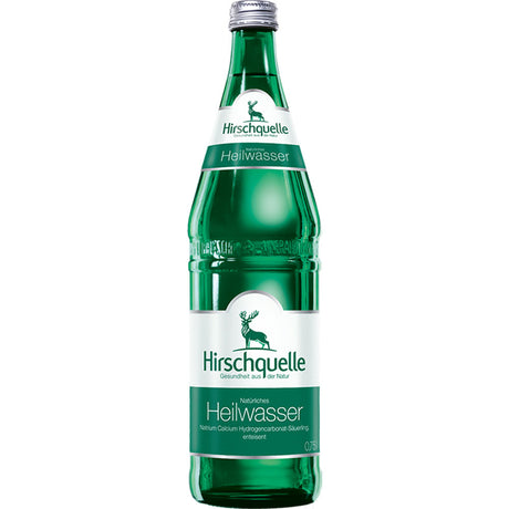 Eine grüne Hirschquelle 0,75L Flasche mit weißem Etikett und Hirsch-Logo, aus der Hirschquelle 12x0,75L (MEHRWEG) Packung, ist dafür bekannt, dass sie die Verdauung fördert.
