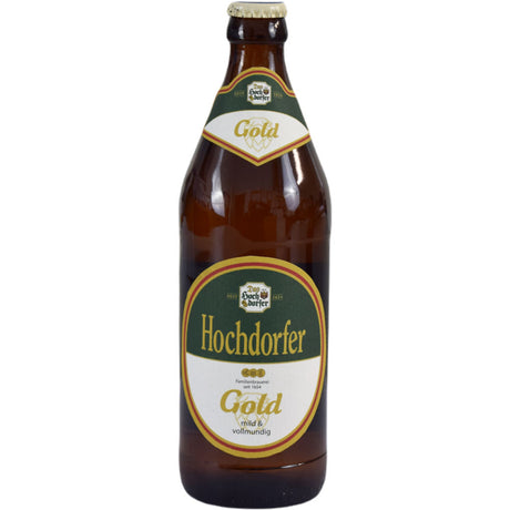 Eine Braunglasflasche Hochdorfer Gold-Krone 20x 0,5 Liter (MEHRWEG) der Hochdorfer Kronenbrauerei ist mit grünen und goldenen Etiketten versehen, die den klassischen Stil des Helles Lagerbieres repräsentieren.