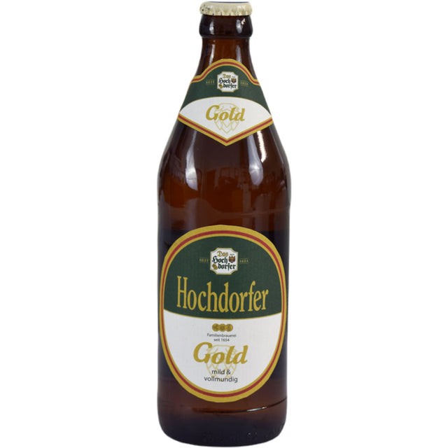 Eine Braunglasflasche Hochdorfer Gold-Krone 20x 0,5 Liter (MEHRWEG) der Hochdorfer Kronenbrauerei ist mit grünen und goldenen Etiketten versehen, die den klassischen Stil des Helles Lagerbieres repräsentieren.
