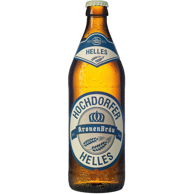 Braunglasflasche Hochdorfer Helles 20x 0,5 Liter (MEHRWEG) der Hochdorfer Kronenbrauerei, blau-weißes Etikett, Kondenswasser sichtbar. Genießen Sie dieses CO2-neutrale Bier für einen erfrischenden, umweltfreundlichen Geschmack.