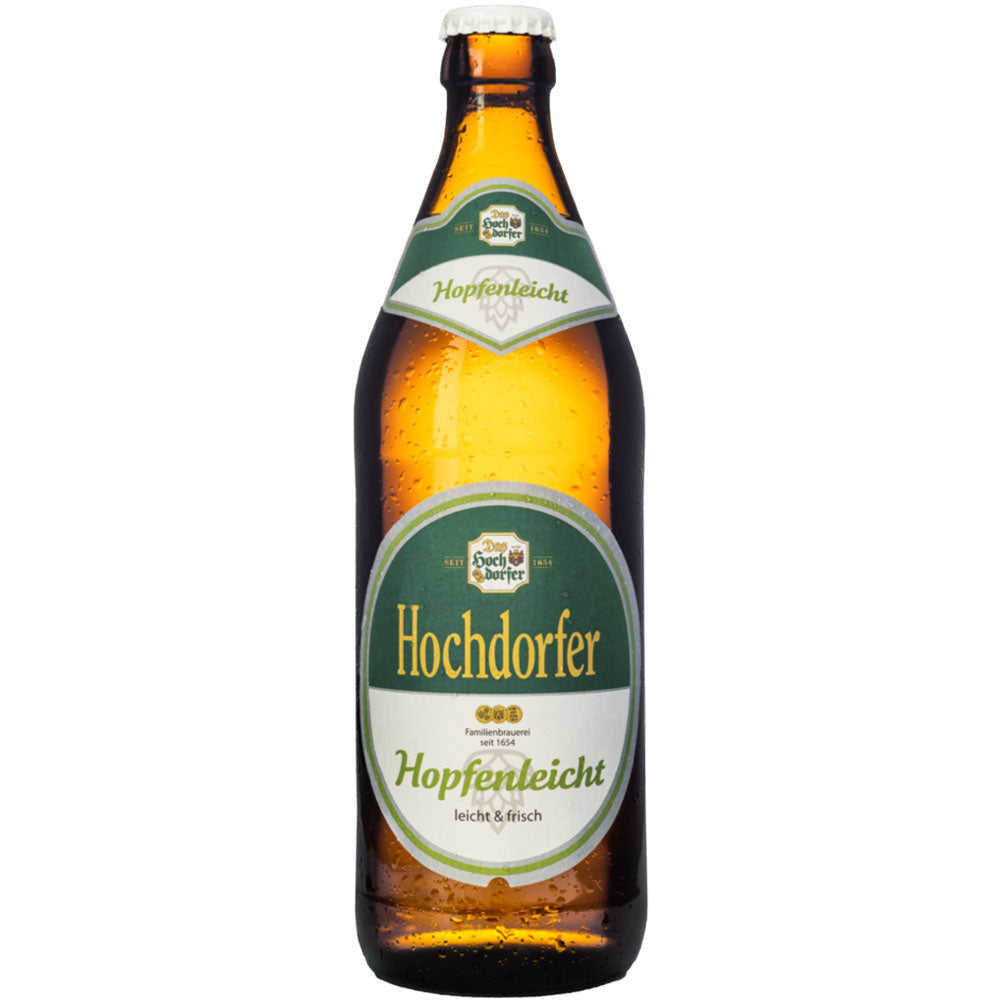 Eine braune Flasche Hochdorfer Kronenbrauerei's Hopfenleicht 20x 0,5 Liter (MEHRWEG) mit grünem und weißem Etikett, gekühlt und mit erfrischendem Kondenswasser bedeckt.