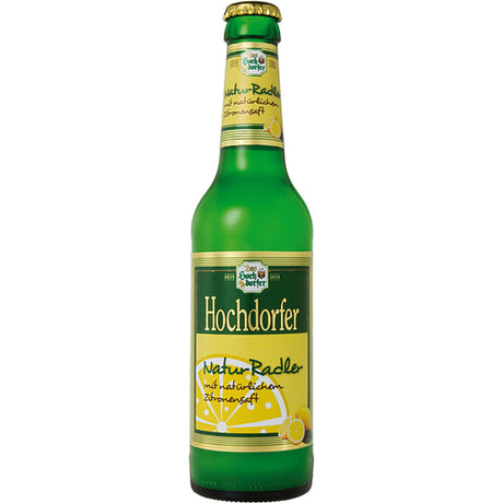 Eine grüne Flasche Hochdorfer Kronenbrauerei NaturRadler 24x 0,33L (MEHRWEG) mit gelb-grünem Etikett, eine Mischung aus Zitronenlimonade und Bier aus Baden-Württemberg.
