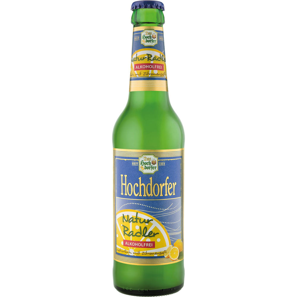 Eine grüne Glasflasche Hochdorfer NaturRadler alkoholfrei der Hochdorfer Kronenbrauerei, 0,33 l, mit blauem und gelbem Etikett.