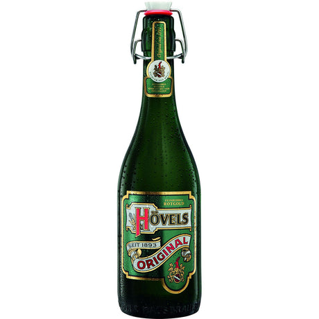 Eine Hövels Original Bügel 12x 0,5 Liter (MEHRWEG) grüne Flasche von Hövels mit Dortmunder Braukunst mit Bügelverschluss und Kondenswassertropfen für ein erfrischendes Aussehen.