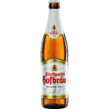 Eine gekühlte Flasche aus der Packung Stuttgarter Hofbräu Herrenpils 20x 0,5 Liter (MEHRWEG) von Stuttgarter Hofbräu zeigt erfrischendes Kondenswasser am Glas.