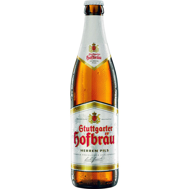 Eine gekühlte Flasche aus der Packung Stuttgarter Hofbräu Herrenpils 20x 0,5 Liter (MEHRWEG) von Stuttgarter Hofbräu zeigt erfrischendes Kondenswasser am Glas.