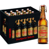 Eine Kiste Stuttgarter Hofbräu Kellerbier Bügel 20x0,5L (MEHRWEG) mit einer Flasche davor, die die schwäbische Brautradition und das authentisch naturtrübes Kellerbier von Stuttgarter Hofbräu hervorhebt.