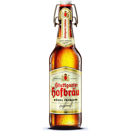 Eine gekühlte Stuttgarter Hofbräu Premium Bügel 20x 0,5 Liter (MEHRWEG) Flasche von Stuttgarter Hofbräu, ein klassisches Stuttgarter Exportbier mit seinem charakteristischen Bügelverschluss und erfrischendem Kondenswasser.