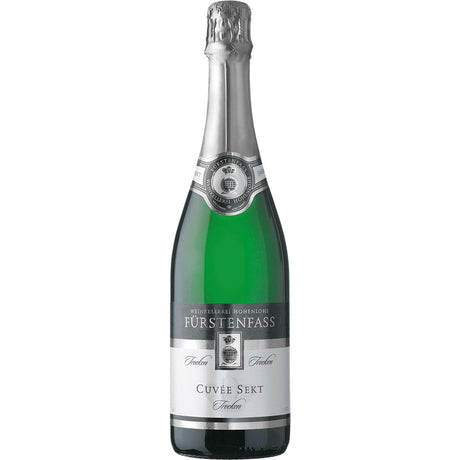 Eine 0,75-Liter-Flasche Weinkellerei Hohenlohe Fürstenfass Verrenberger Cuvée Sekt trocken, mit silberner Folie und weißem Etikett.