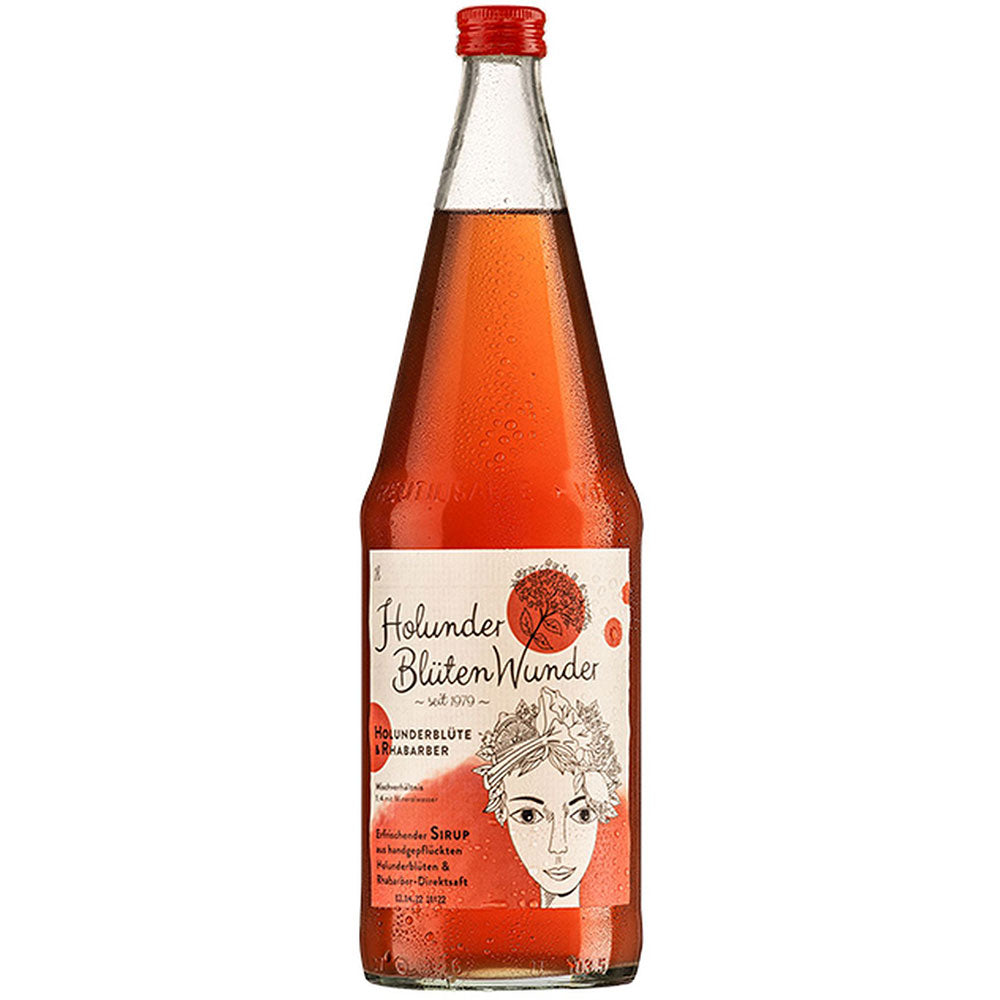 Eine 1L Glasflasche HolunderBlütenWunder Sirup Holunderblüte & Rhabarber mit roter Flüssigkeit und einem illustrierten Etikett mit einem Frauengesicht. Verkauft als 6er-Pack (MEHRWEG) der Marke HolunderBlütenWunder.