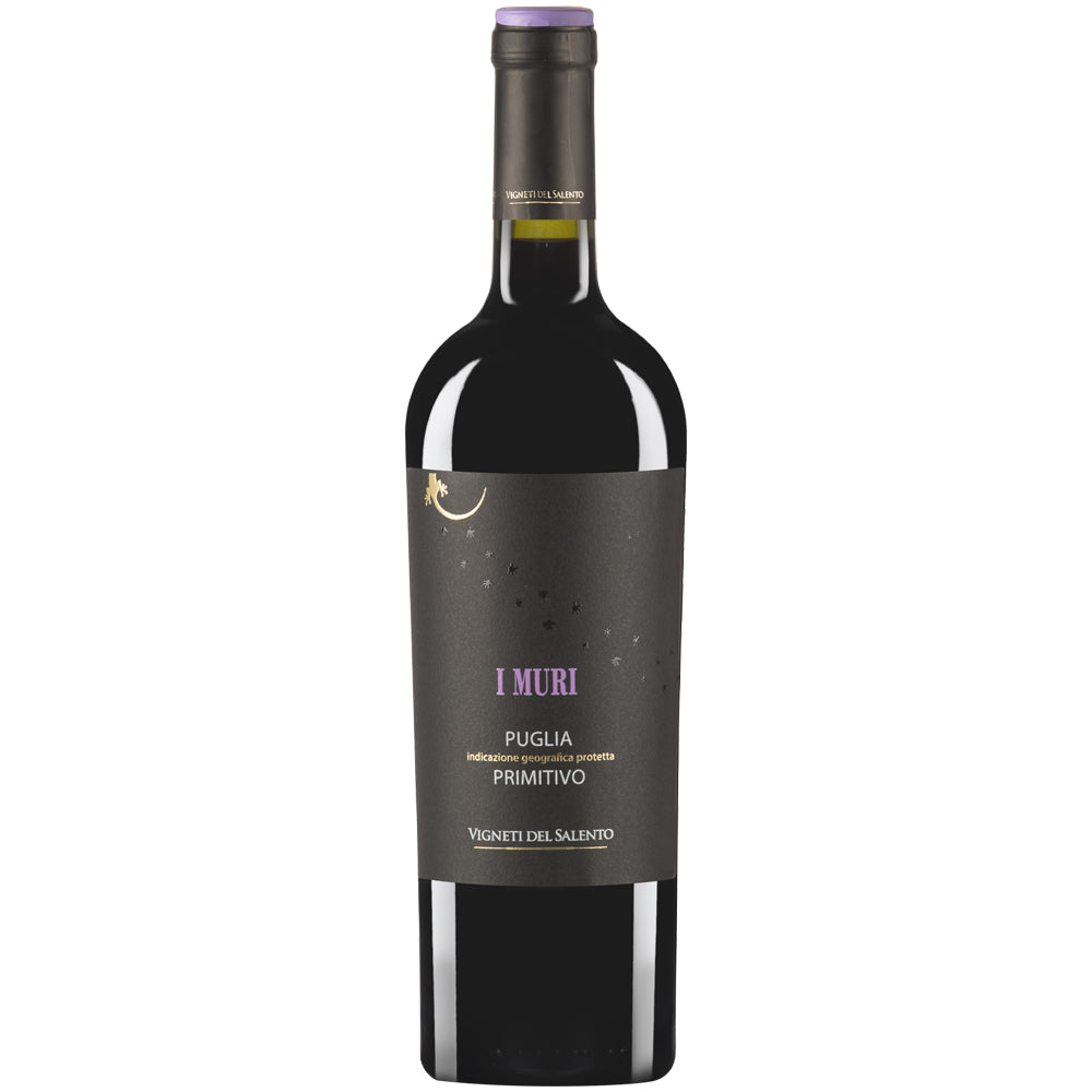 Eine Flasche Farnese „I Muri Primitivo Puglia Vigneti del Salento IGP 2024“, ein Rotwein aus Apulien, hergestellt von Farnese, mit einem dunklen Etikett, das mit einem eleganten goldenen Halbmondmotiv verziert ist.