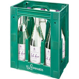 Eine grüne Kiste enthält sechs 1-Liter-Flaschen Ich bin die Quelle Still von St. Leonhardsquelle, die stilles Mineralwasser (Mehrweg) enthalten.