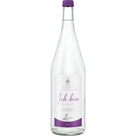 Klarglasflasche mit violettem Verschluss und Etikett, enthält "Ich bin die Quelle Still 6x 1 Liter (MEHRWEG)" von St. Leonhardsquelle - ein niedrig mineralisiertes Mineralwasser aus artesischer Quelle, auf Deutsch beschriftet.