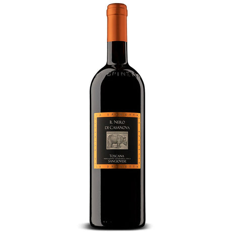 Eine Flasche La Spinetta Il Nero Di Casanova IGT 2021, ein italienischer Rotwein von La Spinetta, mit auffälliger orangefarbener Folie und Etikett.