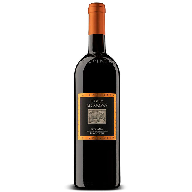Eine Flasche La Spinetta Il Nero Di Casanova IGT 2021, ein italienischer Rotwein von La Spinetta, mit auffälliger orangefarbener Folie und Etikett.