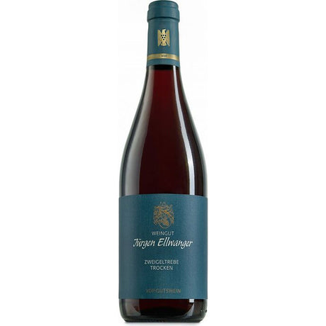 Eine Flasche Jürgen Ellwanger Zweigeltrebe trocken 2023, ein deutscher Rotwein der Marke Jürgen Ellwanger, mit einem auffälligen blauen Etikett mit eleganten Goldakzenten.