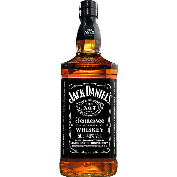 Eine 0,5-Liter-Flasche Jack Daniel's Tennessee Whiskey (40% vol.) von Jack Daniels, ein amerikanischer Whiskey, der nach dem Lincoln County Process hergestellt wird und das ikonische schwarz-weiße Etikett trägt.