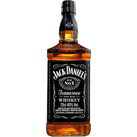 Jack Daniels Tennessee Whiskey 40% 0,7 Liter ist bekannt für sein schwarz-weißes Etikett und wird nach dem Lincoln County Process mit Holzkohle-Mellowing hergestellt, was ihm einen unverwechselbar weichen Abgang verleiht.