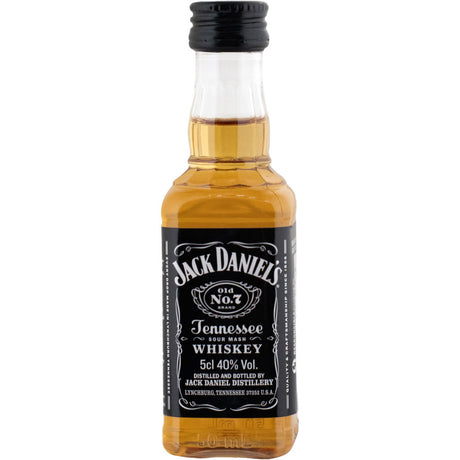 Eine 0,05-Liter-Flasche Jack Daniel's Tennessee Whiskey 40%, bekannt für seinen sanften Geschmack durch die Reifung mit Holzkohle und das ikonische schwarze Etikett.