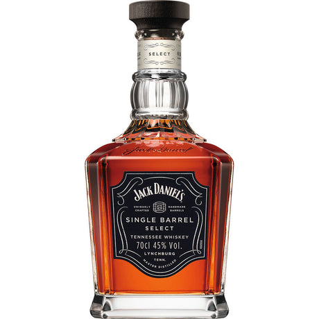 Jack Daniels Single Barrel Select Tennessee Whiskey 45% 0,7L hat ein unverwechselbares schwarzes Etikett und eine Holzkappe, die mit dem charakteristischen Charcoal Mellowing-Verfahren für außergewöhnliche Geschmeidigkeit hergestellt wird.