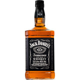 Eine 3-Liter-Flasche Jack Daniels Tennessee Whiskey 40%, bekannt für sein kultiges schwarzes Etikett und seinen sanften Geschmack, hergestellt nach dem Lincoln County Process.