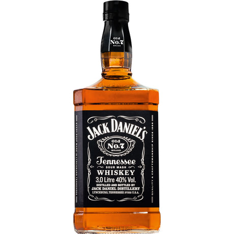 Eine 3-Liter-Flasche Jack Daniels Tennessee Whiskey 40%, bekannt für sein kultiges schwarzes Etikett und seinen sanften Geschmack, hergestellt nach dem Lincoln County Process.