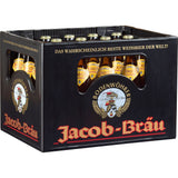 Ein schwarzer Kasten, gefüllt mit 20 Flaschen (je 0,5 l) Jacob Naturtrübes Weißbier (Mehrweg) mit dem rot-goldenen Branding der Jacob-Brauerei.