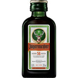 Eine 0,04-l-Flasche Jägermeister-Kräuterlikör (35 %) mit dem ikonischen grünen Etikett, Hirsch und Kreuz der Marke Jägermeister.