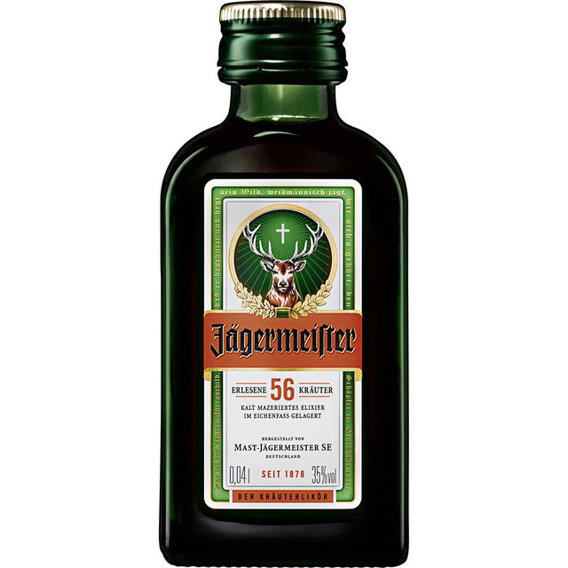 Eine 0,04-l-Flasche Jägermeister-Kräuterlikör (35 %) mit dem ikonischen grünen Etikett, Hirsch und Kreuz der Marke Jägermeister.