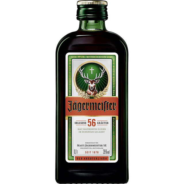 Eine 0,1-Liter-Flasche Jägermeister 35%, eine berühmte deutsche Spirituose, mit dem kultigen grünen Etikett und dem Hirsch-Logo auf der Vorderseite.