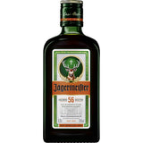Eine 0,35-Liter-Flasche Jägermeister 35%, der kultige Kräuterlikör, mit dem charakteristischen grünen Etikett, das einen Hirsch und ein Kreuz zeigt.