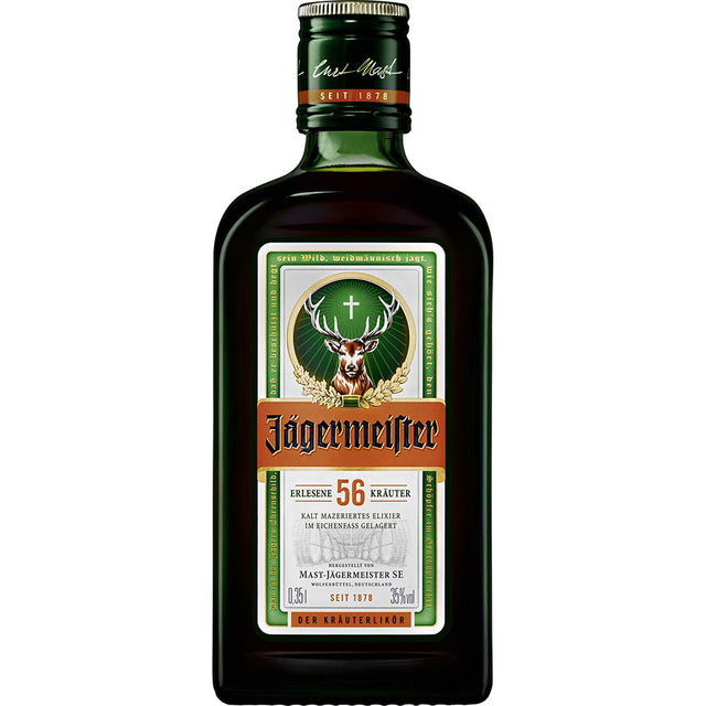 Eine 0,35-Liter-Flasche Jägermeister 35%, der kultige Kräuterlikör, mit dem charakteristischen grünen Etikett, das einen Hirsch und ein Kreuz zeigt.