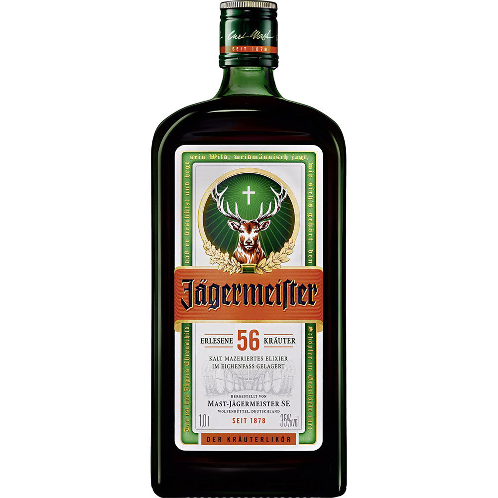 Jägermeister 35% 1 Liter hat die charakteristische grüne Flasche mit dem Hirsch-Logo und dem auffälligen orangefarbenen Branding, das diesen kultigen Kräuterlikör der Marke Jägermeister repräsentiert.