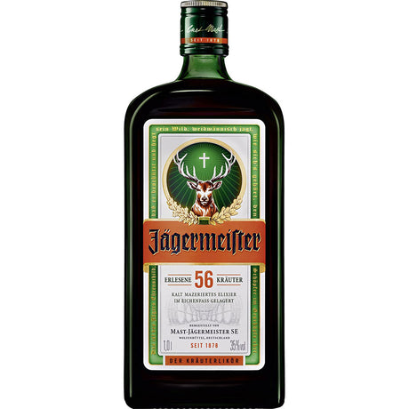 Jägermeister 35% 1 Liter hat die charakteristische grüne Flasche mit dem Hirsch-Logo und dem auffälligen orangefarbenen Branding, das diesen kultigen Kräuterlikör der Marke Jägermeister repräsentiert.