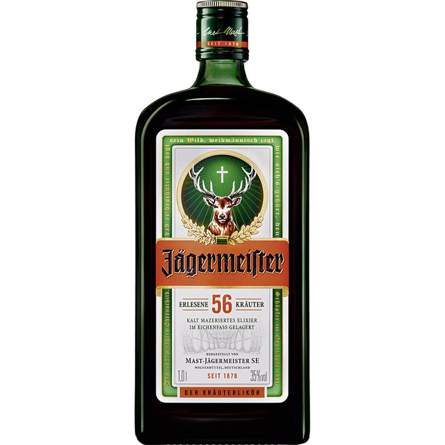 Jägermeister 35% 1 Liter hat die charakteristische grüne Flasche mit dem Hirsch-Logo und dem auffälligen orangefarbenen Branding, das diesen kultigen Kräuterlikör der Marke Jägermeister repräsentiert.