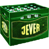 Ein grüner Kasten Jever Pilsener enthält 20 x 0,5 l Flaschen Jever Fun Pilsener alkoholfrei (MEHRWEG) mit dem auffälligen gelben JEVER-Logo - perfekt, um ein klassisches, erfrischendes alkoholfreies Bier zu genießen.