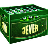 Eine grüne Kiste mit 24 Flaschen (0,33 l) Jever Fun von Jever Pilsener, das mit einem markanten Jever-Branding versehen und für seinen Kräutergeschmack bekannt ist.