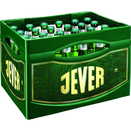 Eine grüne Kiste mit 24 Flaschen (0,33 l) Jever Fun von Jever Pilsener, das mit einem markanten Jever-Branding versehen und für seinen Kräutergeschmack bekannt ist.