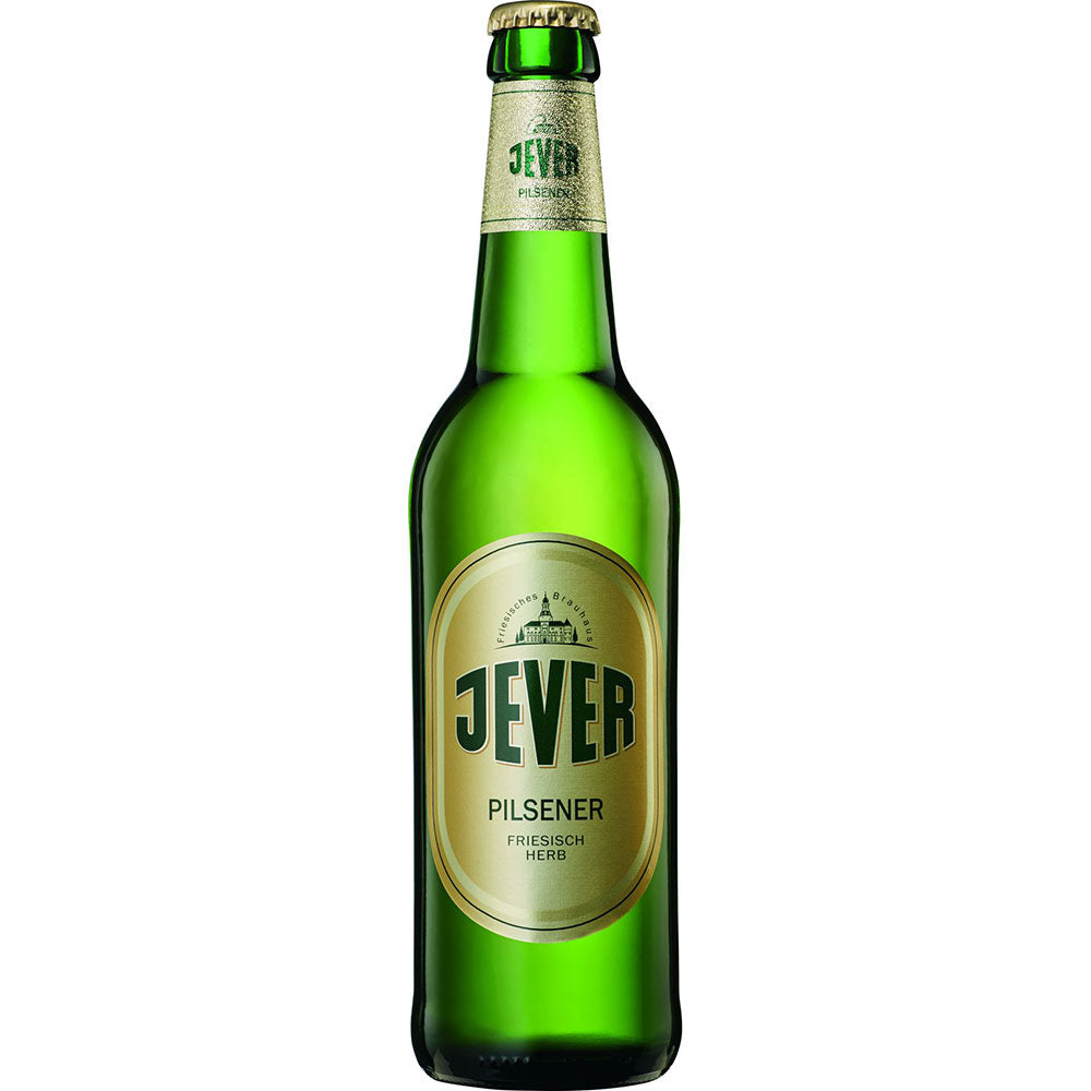 Grüne Glasflasche von Jever Pilsener 20x 0,5 Liter (MEHRWEG) Bier mit einem goldenen und weißen Etikett, das norddeutsche Bierkultur auf weißem Hintergrund darstellt.