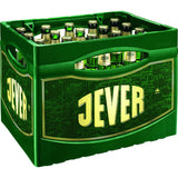 Ein grüner Kasten Jever Pilsener 20x 0,5 Liter (MEHRWEG) Flaschen, verziert mit dem plakativen Jever-Logo - norddeutsche Bierkultur pur.