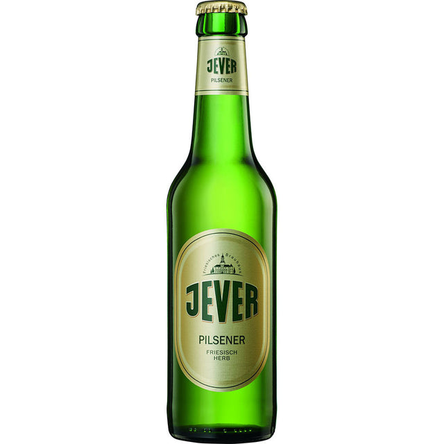 Jever Pilsener 24x 0,33 Liter (MEHRWEG) ist in grünen Glasflaschen mit goldenen und grünen Etiketten abgefüllt und bietet den typischen Kräuter-Pils-Geschmack dieses klassischen friesischen Bieres.
