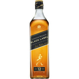 Eine 0,7-Liter-Flasche Johnnie Walker Black Label Blended Scotch Whisky (40%) mit dem legendären schwarz-goldenen Etikett der Marke.